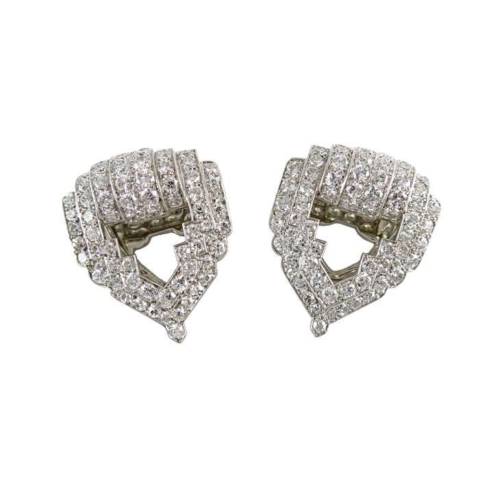 Pair of Art Deco diamond geometric cluster arrowhead clip brooches by Cartier, of openwork chevron design,